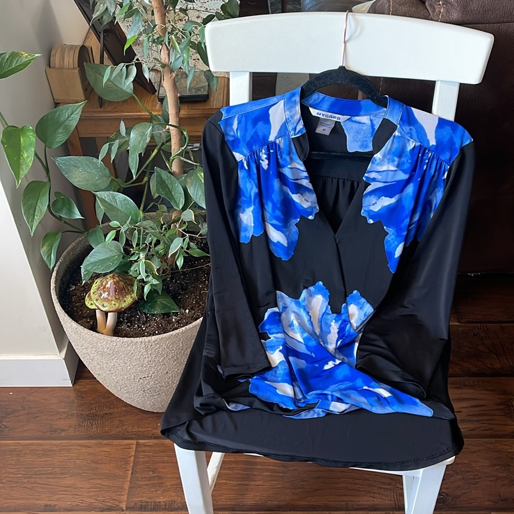 🌸Nygard stretchy blouse with 3/4 sleeves